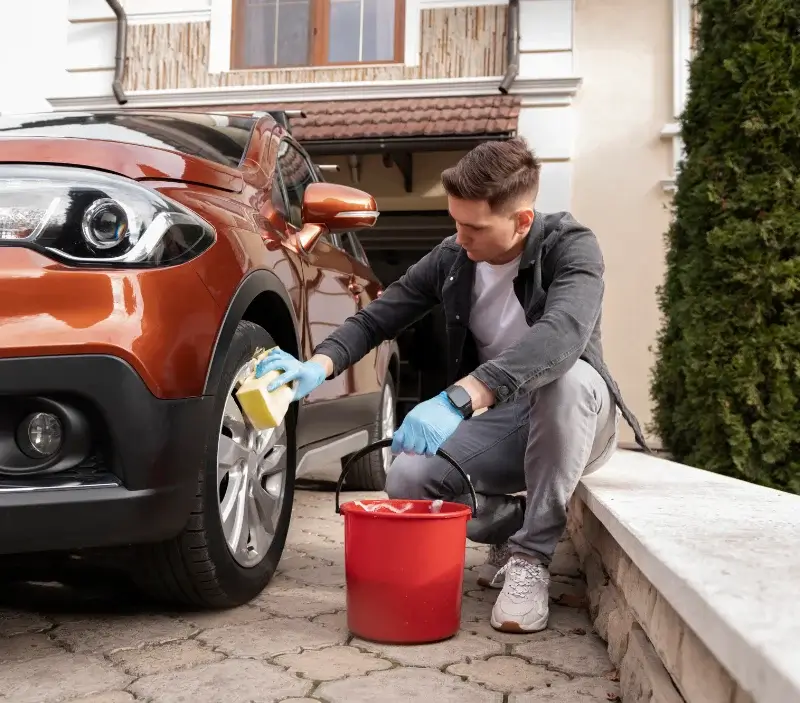 Lavage auto à domicile Assé-le-Riboul : professionnel intervenant sur un véhicule